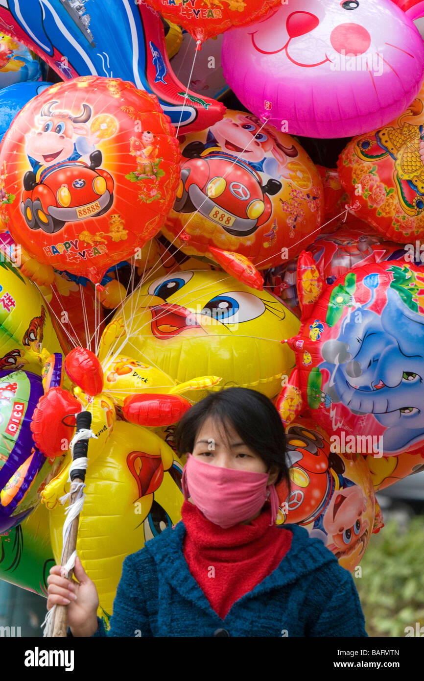 Straßenhändler verkaufen bunte Luftballons für Tet in Hanoi Vietnam Stockfoto