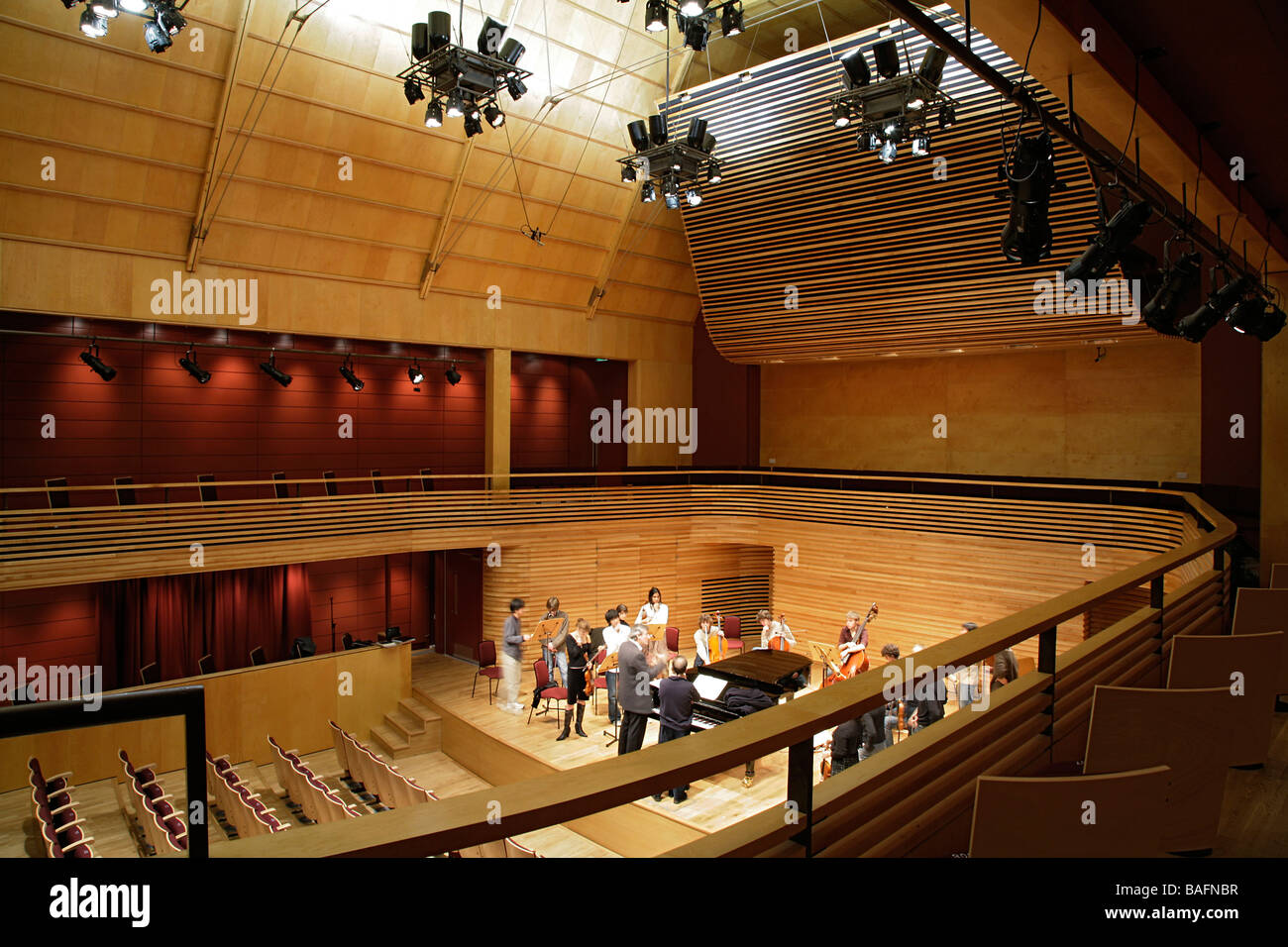 Menuhin Hall - Yehudi Menuhin School, Cobham, Vereinigtes Königreich, Burrell Foley Fischer, Menuhin Hall - Yehudi Menuhin Schule Stockfoto