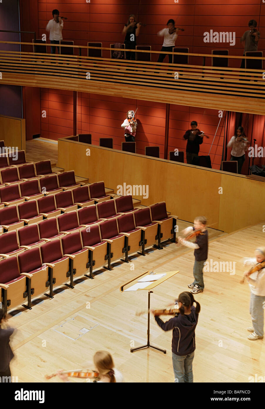 Menuhin Hall - Yehudi Menuhin School, Cobham, Vereinigtes Königreich, Burrell Foley Fischer, Menuhin Hall - Yehudi Menuhin Schule Stockfoto