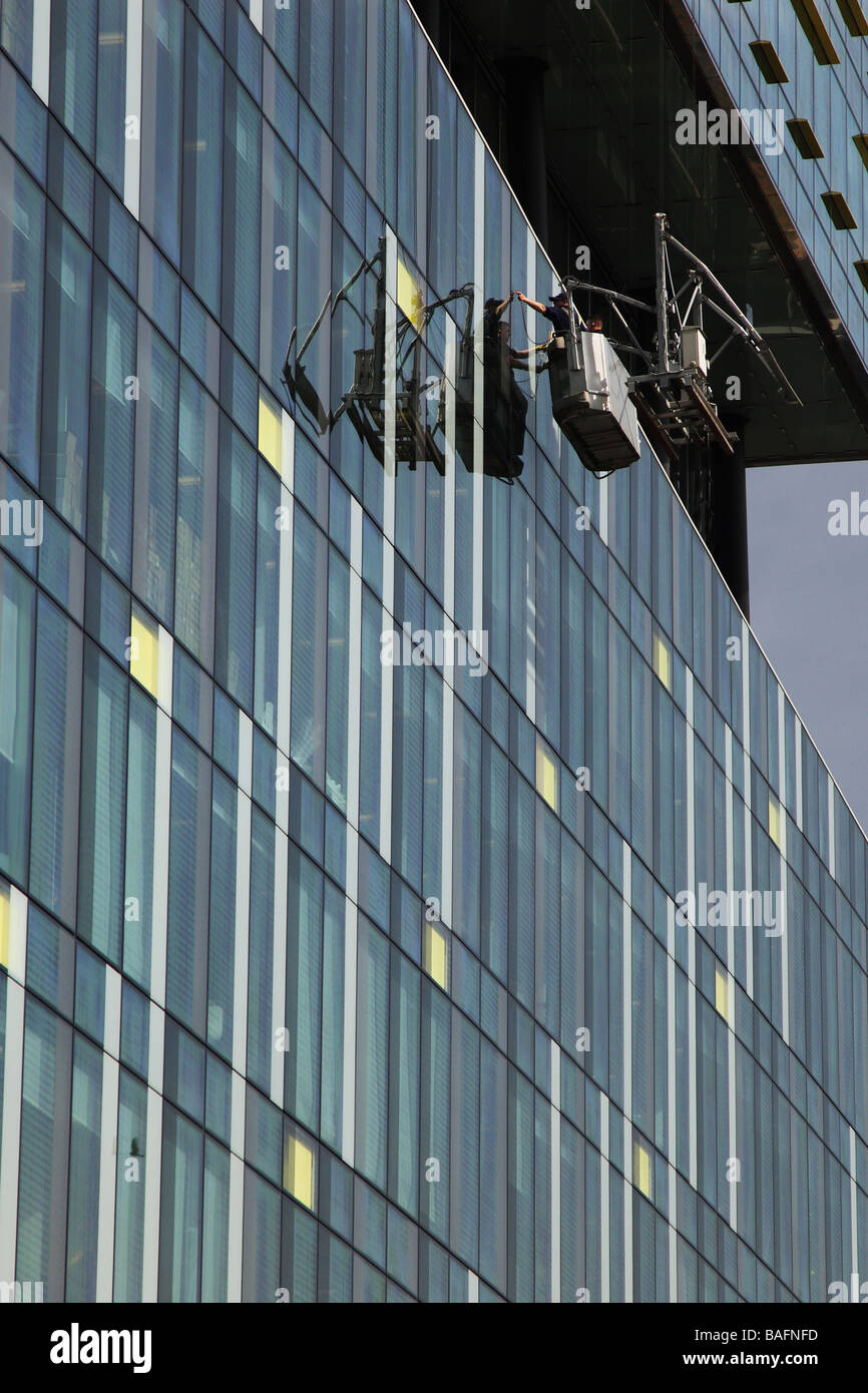 Fensterputzer in Wiege eines Londoner Glastürmen ausgesetzt Stockfoto