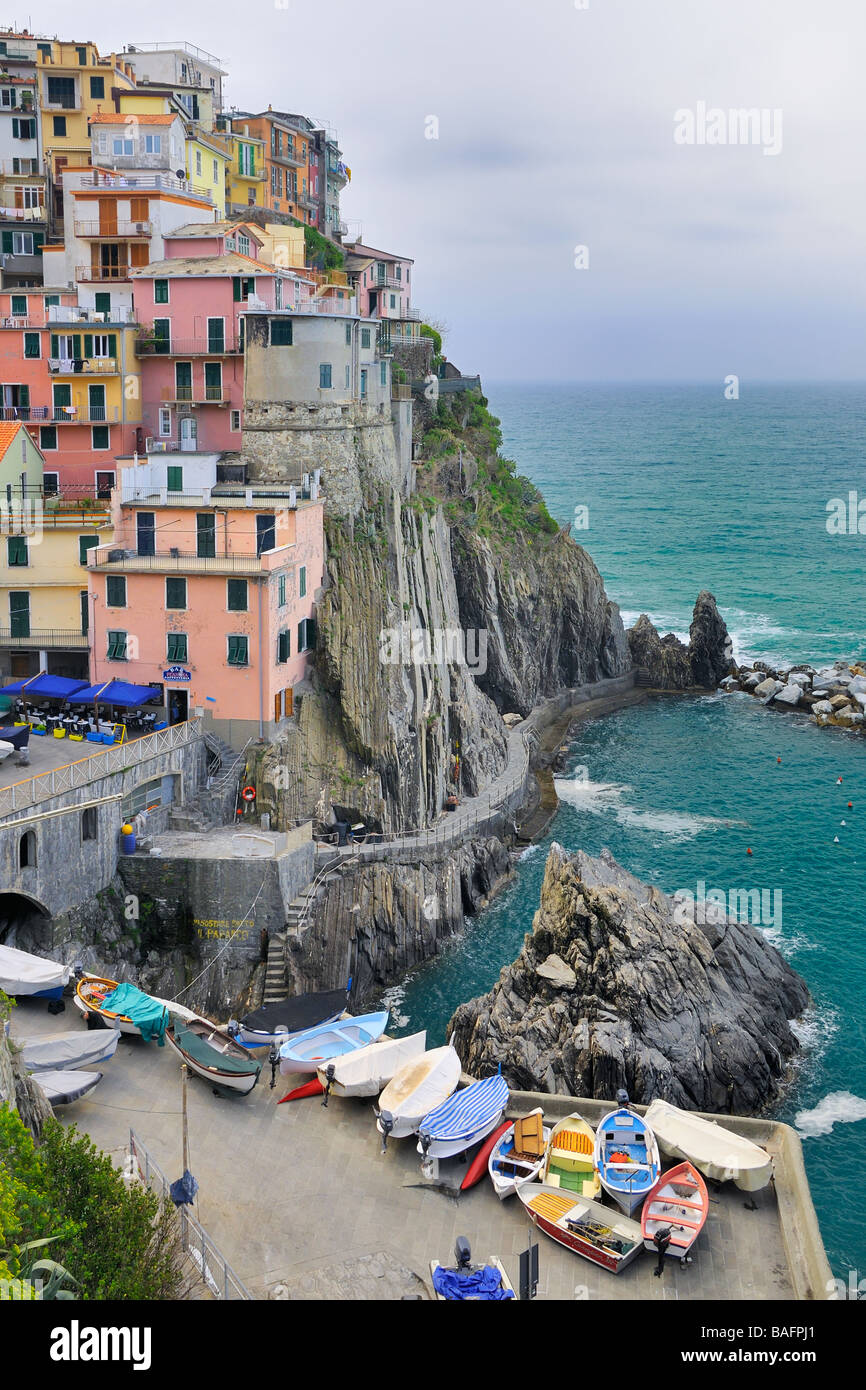 Die Stadt und Hafen von Manarola in den Cinque Terre, Ligurien, Italien. Stockfoto
