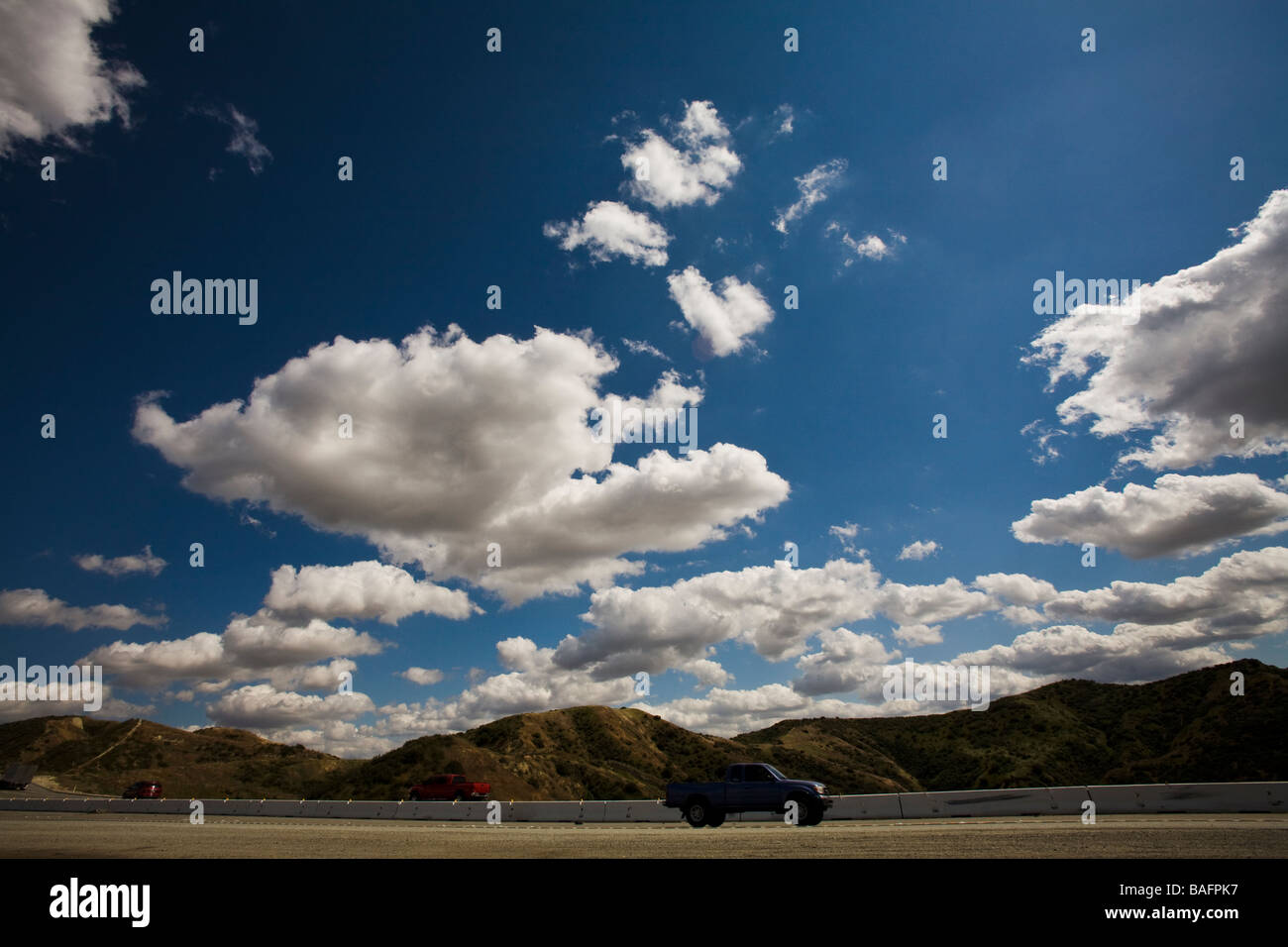 Dramatische Wolken an einem windigen Tag entlang Highway 60 California Vereinigte Staaten von Amerika Stockfoto