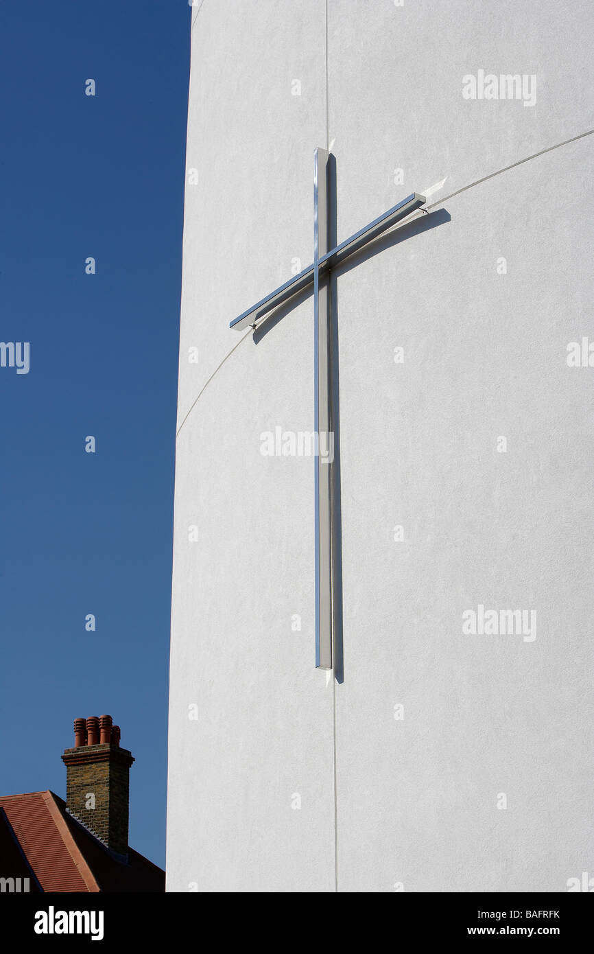 St. Andrews Church, London, Vereinigtes Königreich, Squire und Partner, Str. Andrews Kirche Detail von Kreuz und Schornstein. Stockfoto