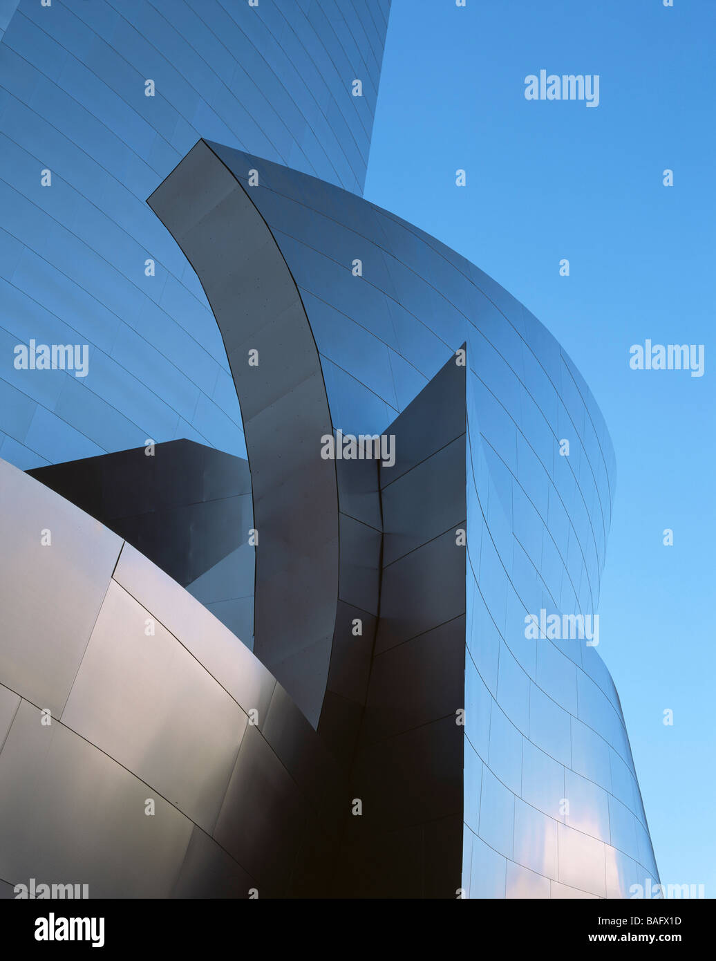 Walt Disney Concert Hall, Los Angeles, Vereinigte Staaten, Frank Gehry, Walt Disney Concert Hall ausführlich kalt reflektierendes Licht. Stockfoto