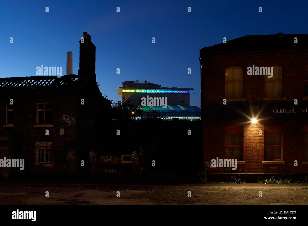 Onyx-Fabrik, Sheffield, Vereinigtes Königreich, Claire Brew, Onyx Fabrik Außenbereich Zwielicht durch bestehende Gebäude. Stockfoto