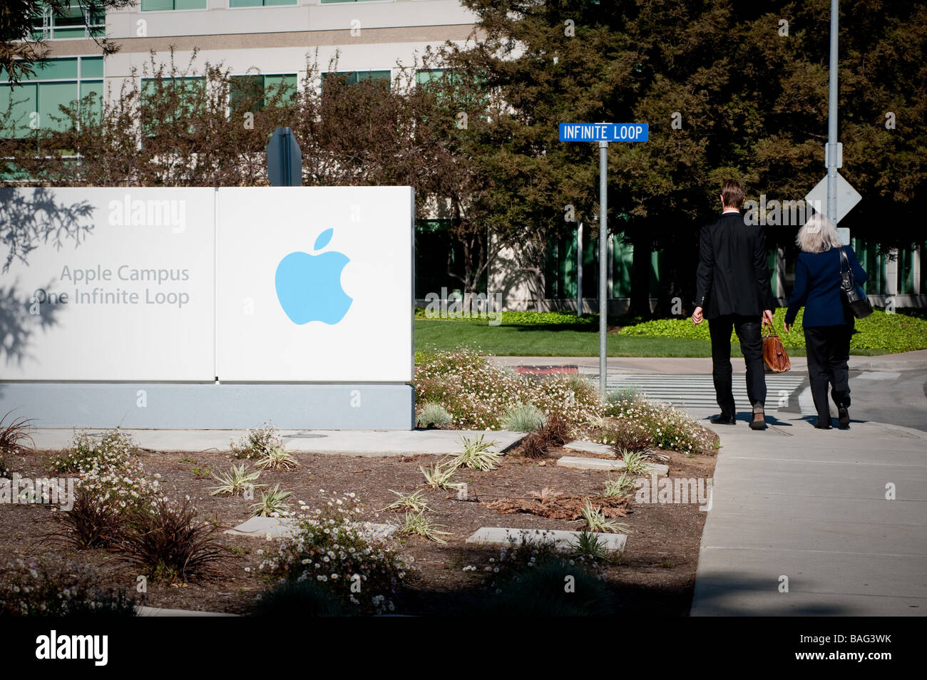 Melden Sie sich an die Schriftart der Hauptsitz von Apple Computer Inc.with zwei Mitarbeiter vorbeigehen. Stockfoto
