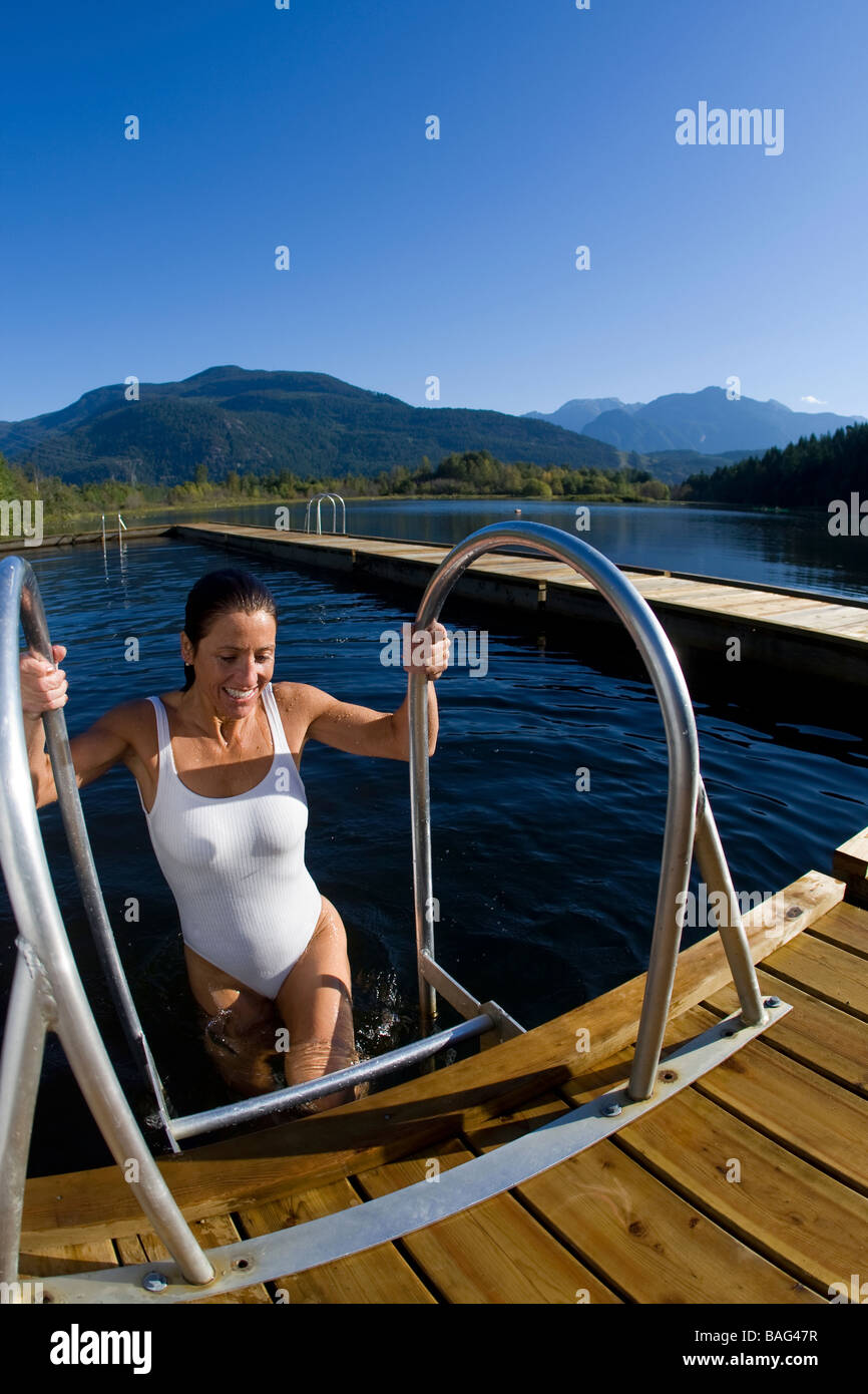 Frau, Schwimmen in der Nähe von Pemberton British Columbia Kanada Stockfoto