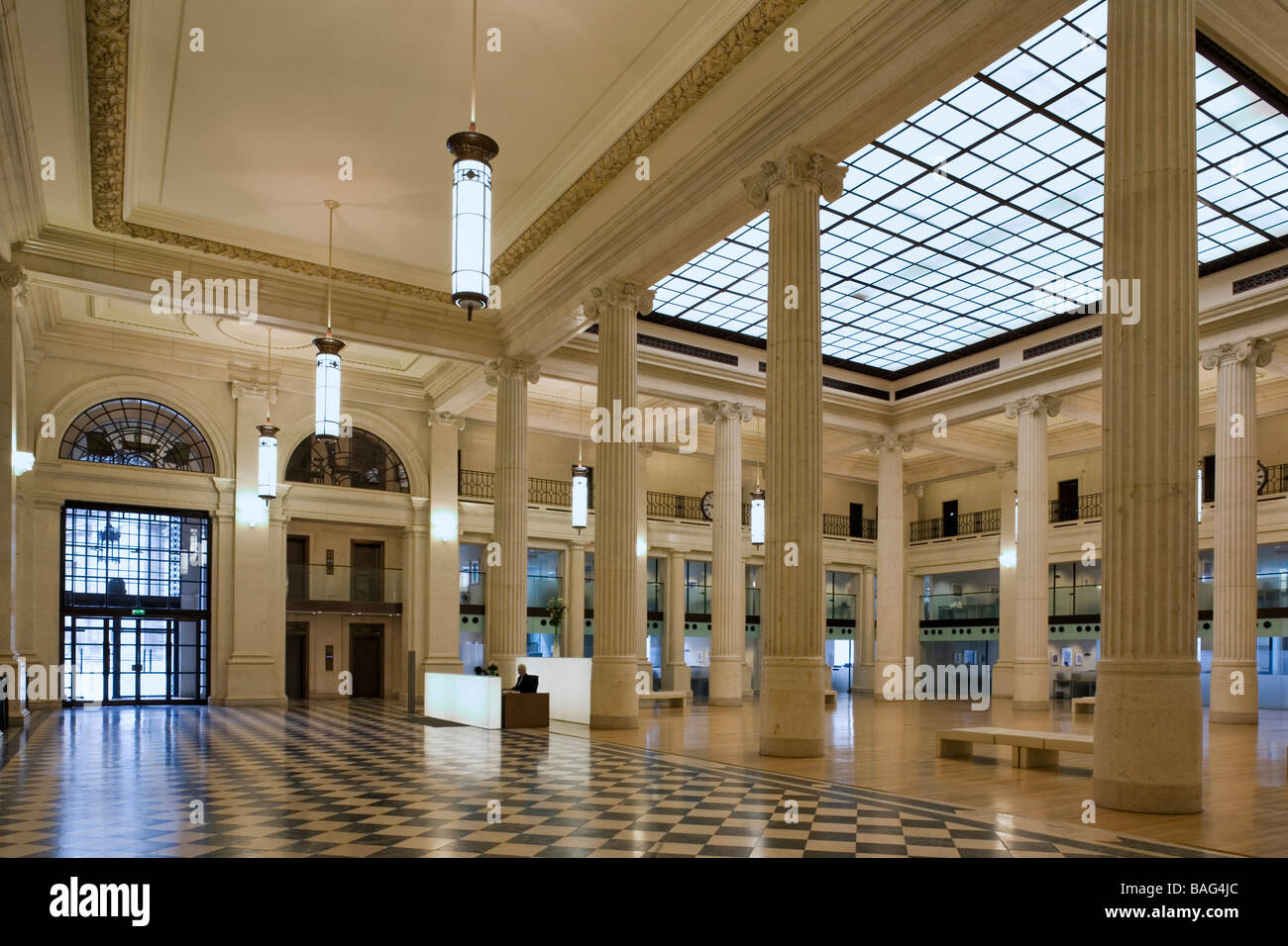 41 Lothbury, London, Vereinigtes Königreich, Gmw Architekten renoviert 41 Lothbury Genenral Ansicht Marmor Schalterhalle. Stockfoto