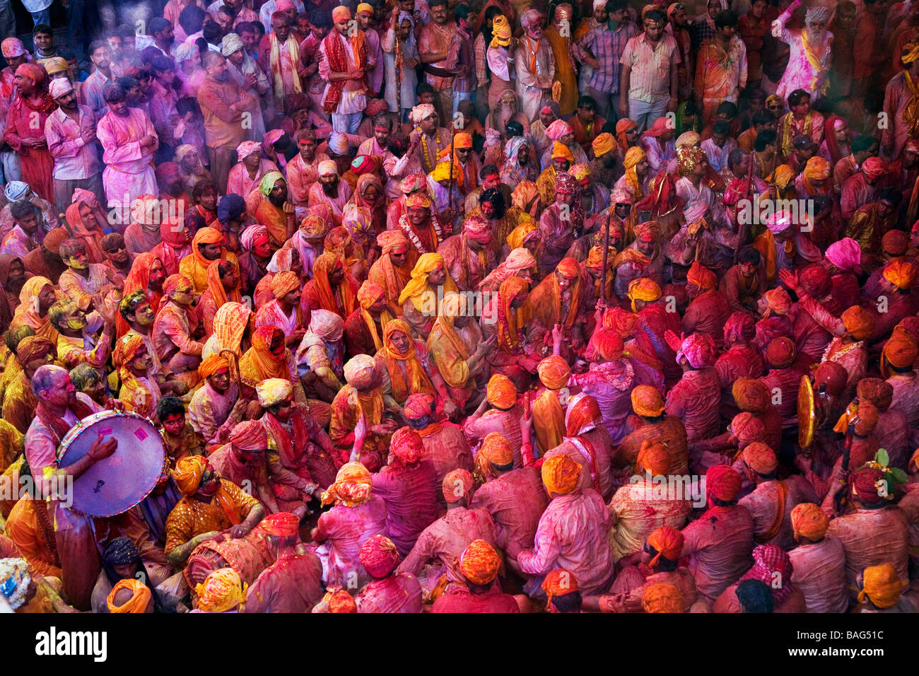 Männer aus Nandgaon & Barsana sitzen Angesicht zu Angesicht in eine Samaaj (eine Gemeinde sammeln) während des Festivals von Holi Uttar Pradesh, Indien Stockfoto