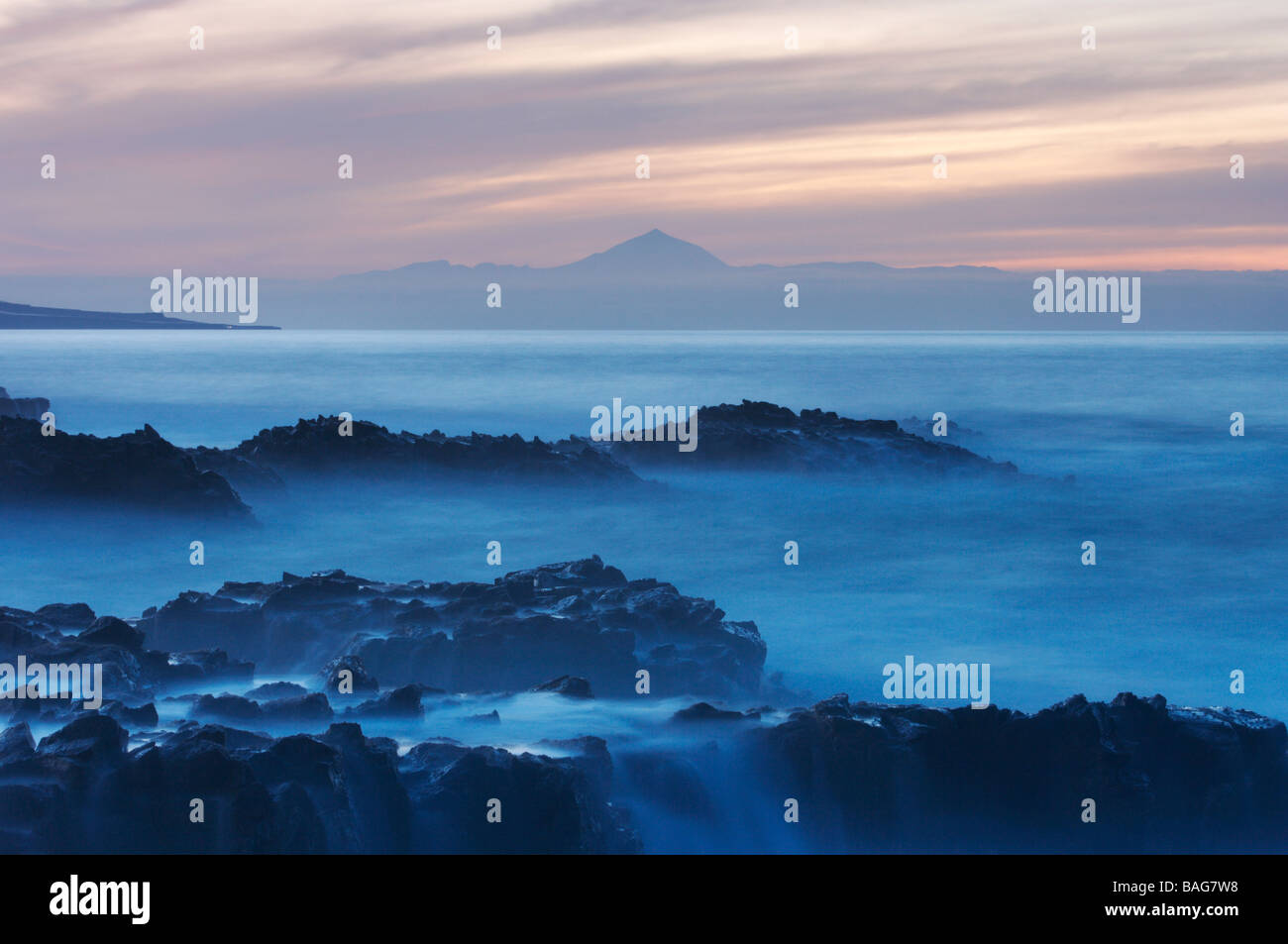 Sonnenuntergang von der Nordküste von Gran Canaria mit El Teide auf Teneriffa in der Ferne Stockfoto