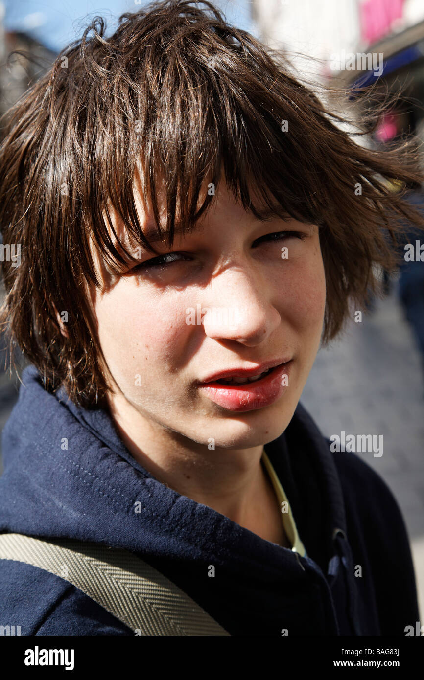 Junge Braune Haare Grüne Augen Braune haare junge -Fotos und -Bildmaterial in hoher Auflösung – Alamy