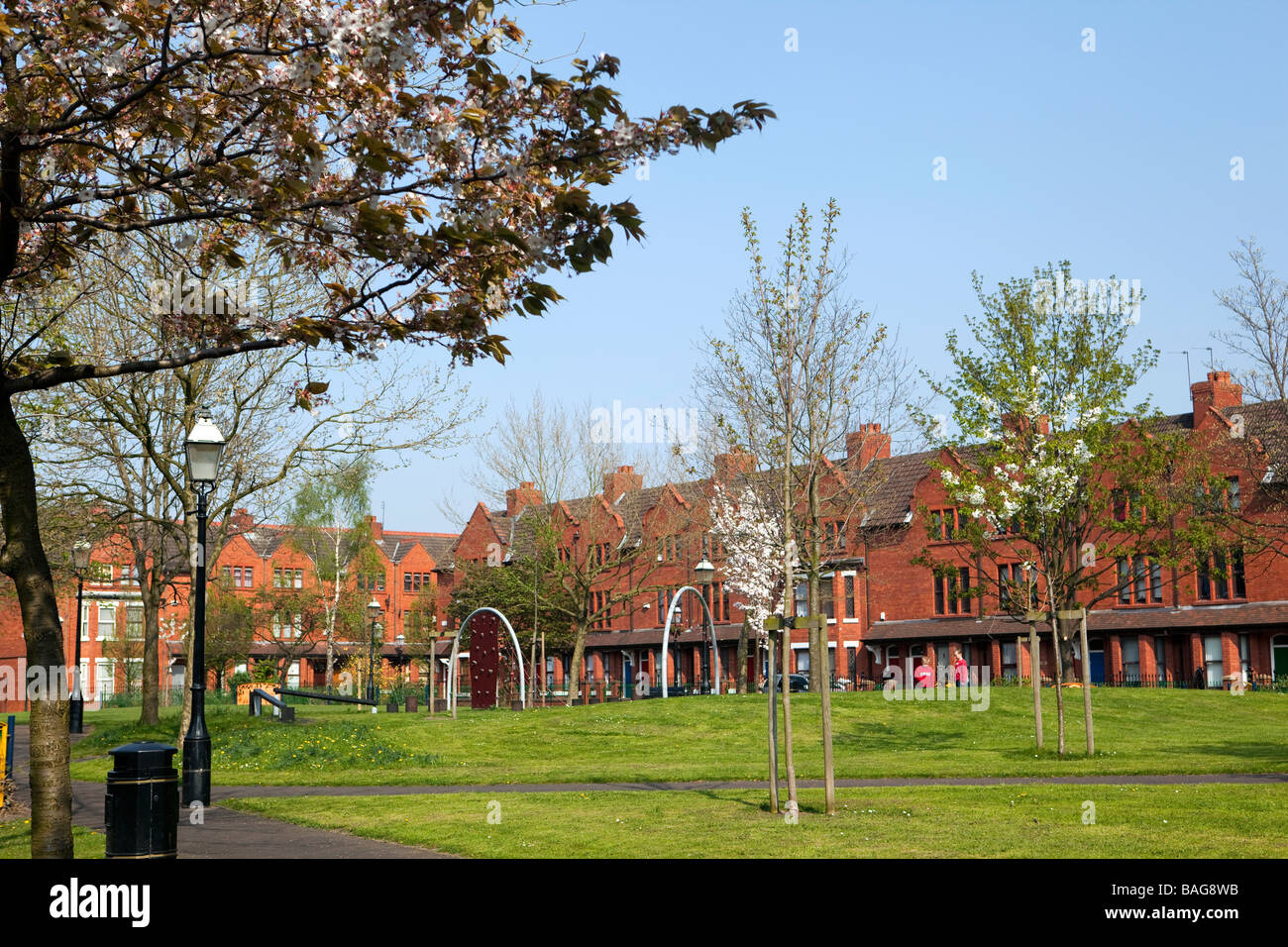 UK England Salford Kaserne Neubausiedlung Erhaltung Bereich Regent Square Park umgeben von Reihenhäusern Stockfoto