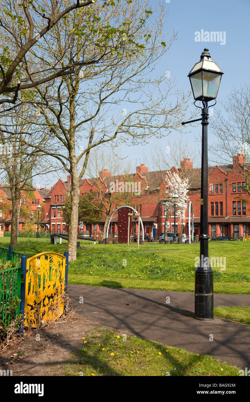 UK England Salford Kaserne Neubausiedlung Erhaltung Bereich Regent Square Park umgeben von Reihenhäusern Stockfoto