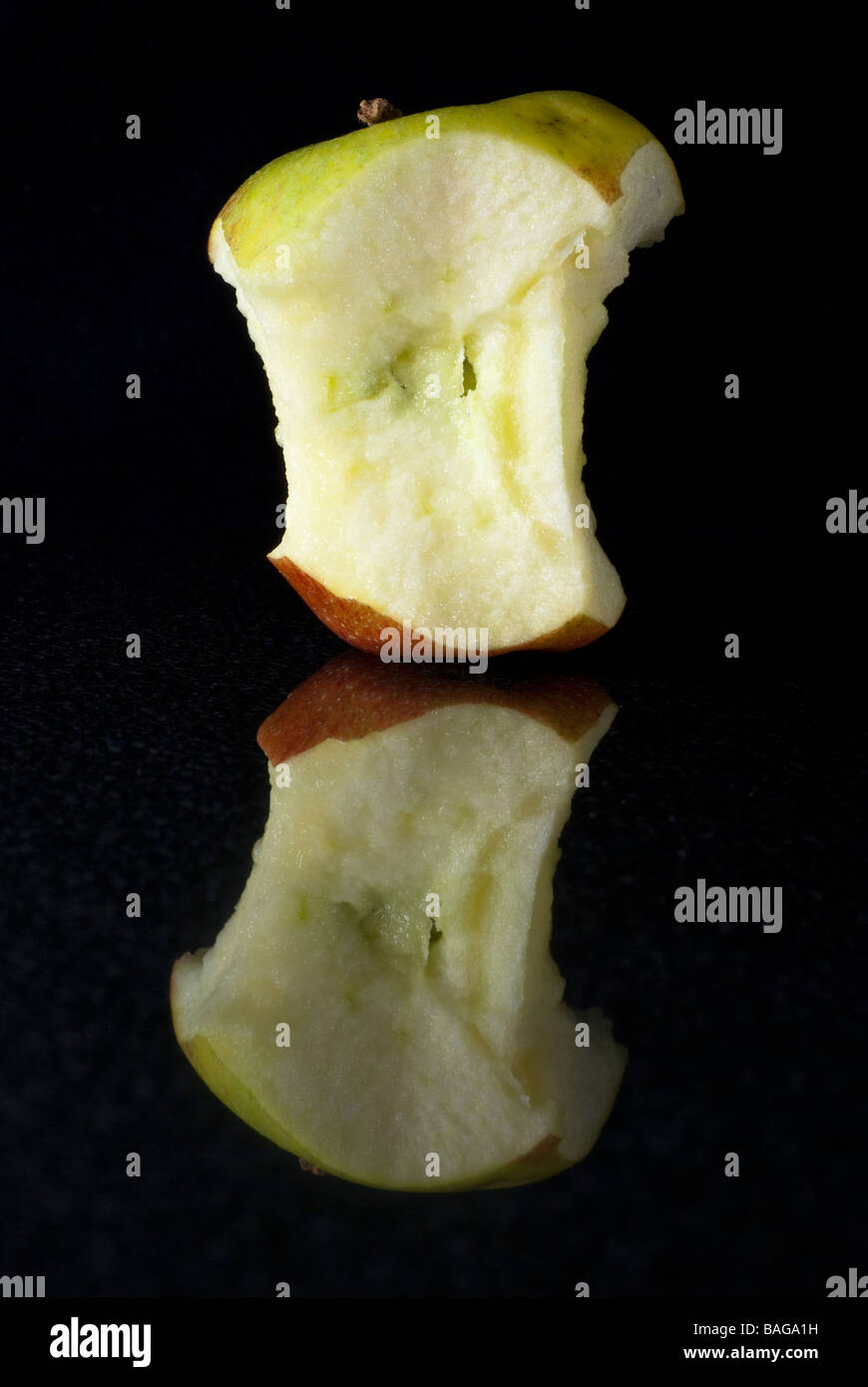 Kern eines Braeburn Apfel auf einer polierten schwarzen Granitoberfläche Stockfoto