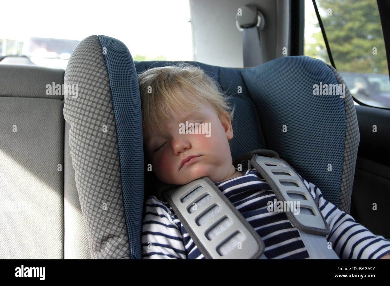 Baby in einem Autositz Stockfoto