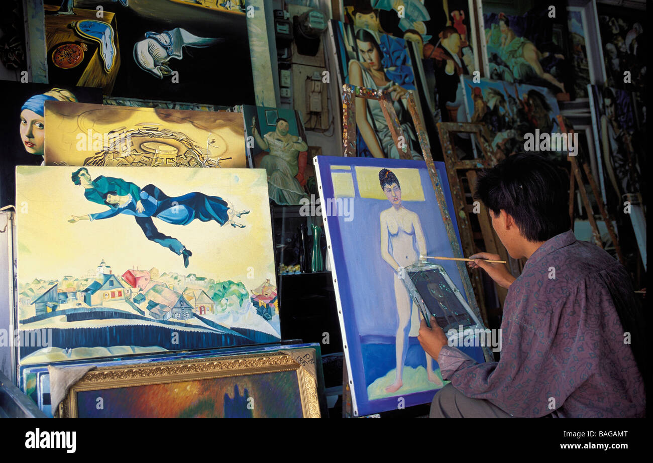 Vietnam, Saigon (Ho-Chi-Minh-Stadt), Kunststudentin, die Anfertigung von Kopien von Meisterwerken soll verkauft werden, hier Seurat und Chagall Stockfoto