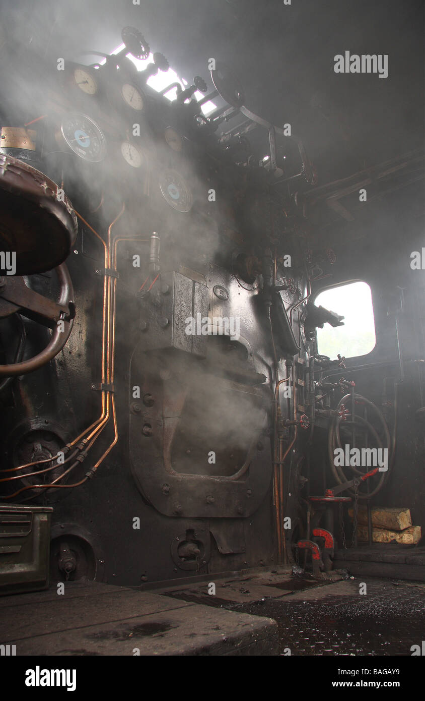 Ein Blick auf das Innere der Kabine von einem alten SNCF Dampf Zug Feuer angezündet und Rauch schaffen einen nebligen siehe Bild Stockfoto