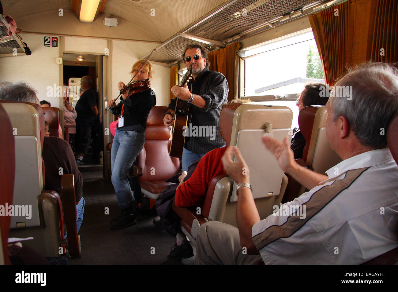 Zwei Musiker spielen auf einem alten französischen Zug Stockfoto
