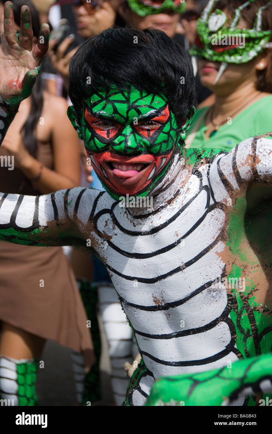 Mann, gekleidet wie ein Reptil und posiert für die Kamera auf das Ati-Atihan Festival in Kalibo, Philippinen Stockfoto