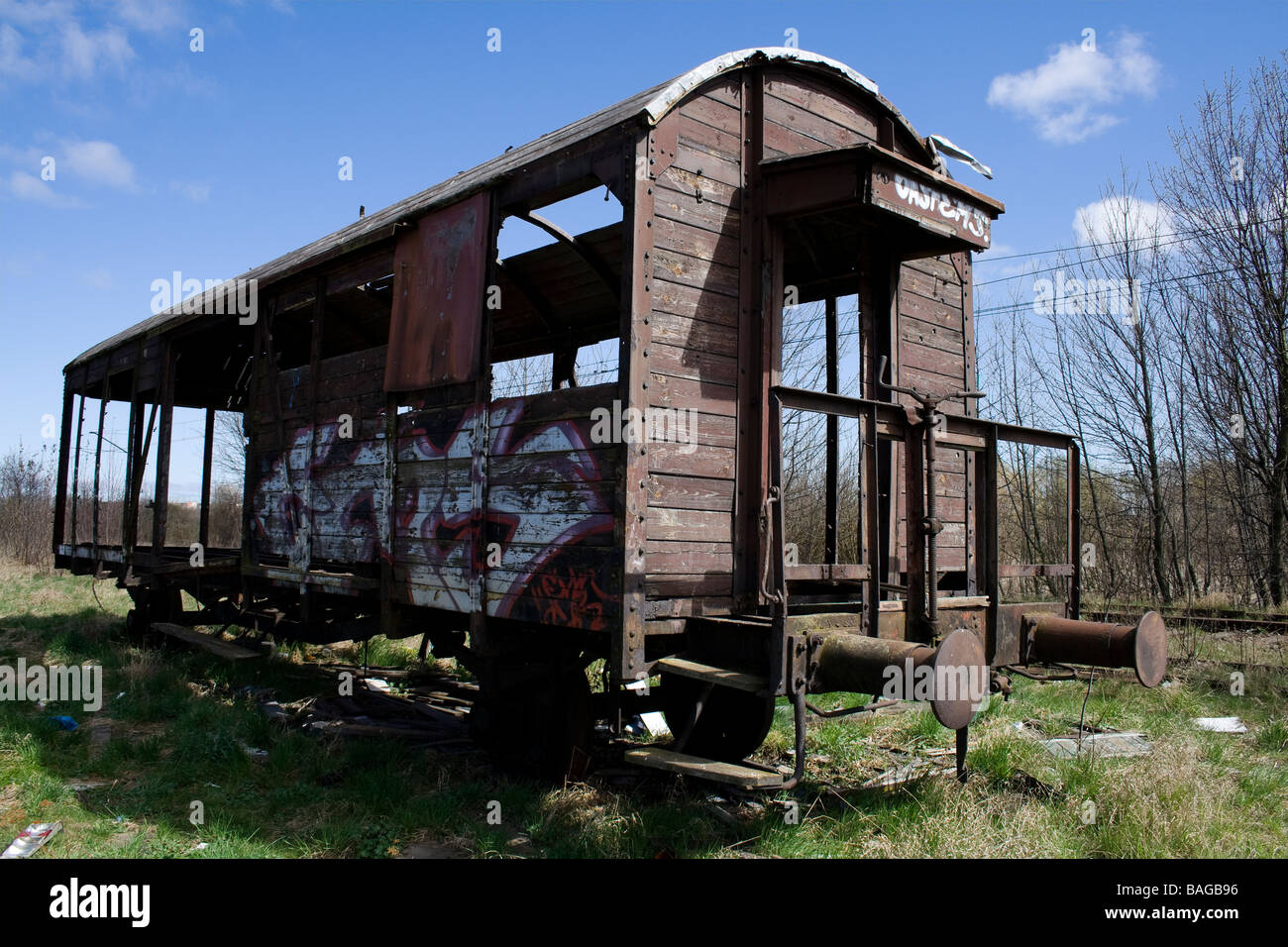 Foto des Beförderungsvertrages im verlassenen Bahnhof, Polen, Danzig, Letnica genommen. Stockfoto