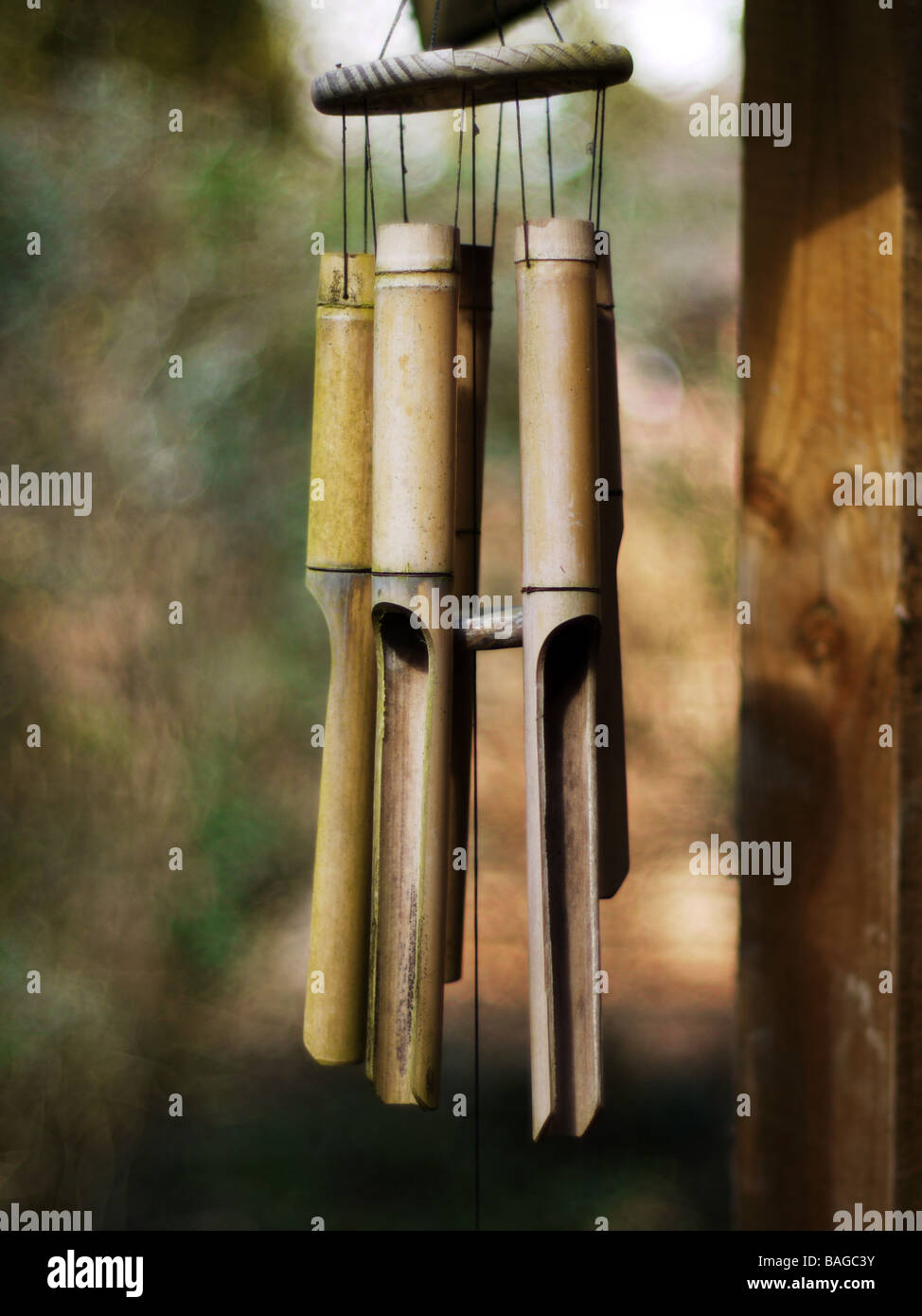 BambusWindspiel hängen vom Dach im Garten Stockfotografie Alamy