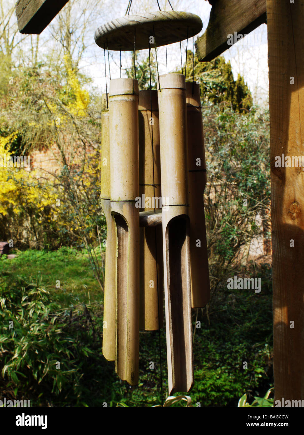 BambusWindspiel hängen vom Dach im Garten Stockfotografie Alamy