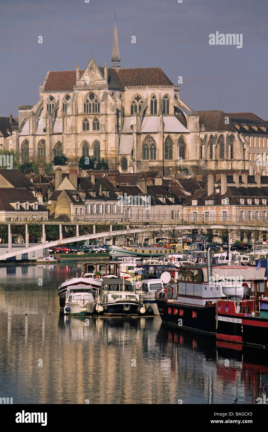 Frankreich, Yonne, Auxerre, Yonne Fluß, Binnenhafen und Blick auf die Stirnseite des 16. Jahrhundert gotische Kathedrale Saint Etienne Stockfoto