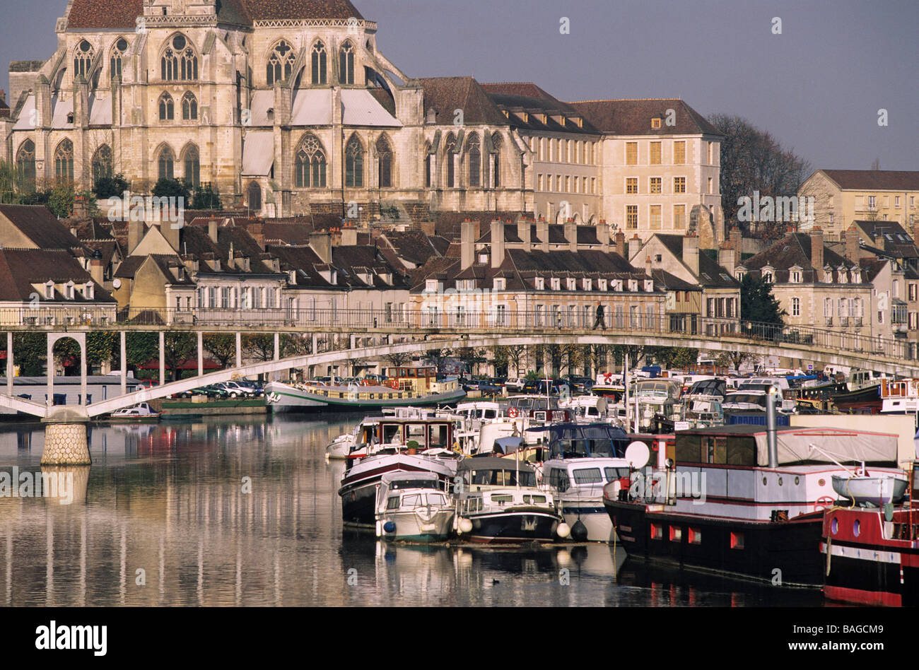 Frankreich, Yonne, Auxerre, Yonne Fluß, Binnenhafen und Blick auf die Stirnseite des 16. Jahrhundert gotische Kathedrale Saint Etienne Stockfoto