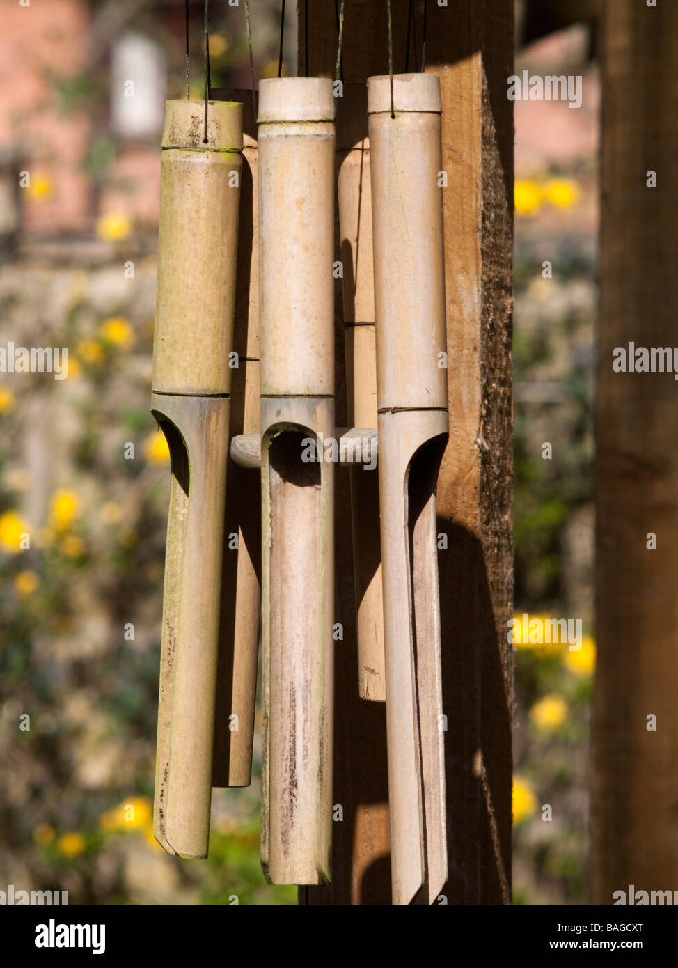 BambusWindspiel hängen vom Dach im Garten Stockfotografie Alamy