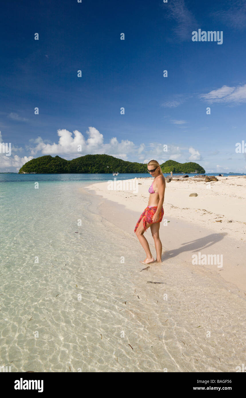 Gehen Sie am langen Strand von Felsinseln Mikronesien-Palau Stockfoto