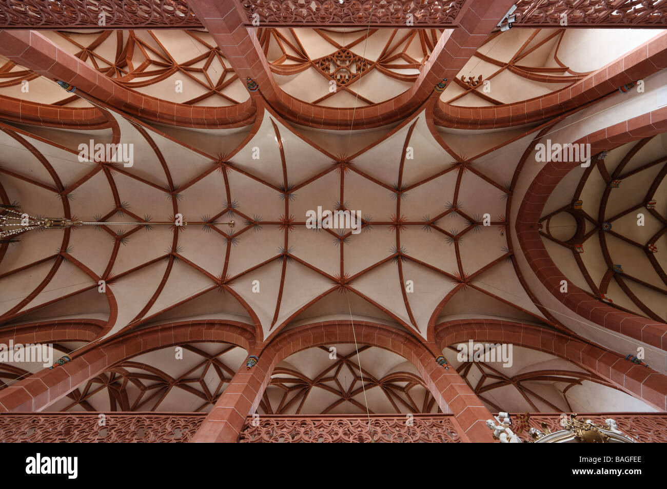 Geisenheim, Katholische Pfarrkirche 'Heilig Kreuz', '''Rheingauer Dom '', Blick in Das Gewölbe " Stockfoto