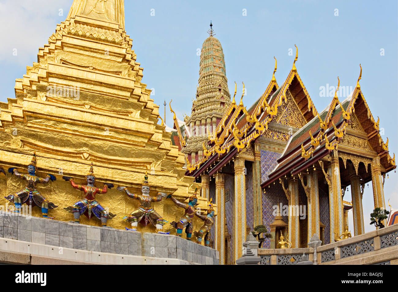 Dämonen Fabelwesen Bewachung der goldenen Stupa auch bekannt als Phra Sri Ratana Chedi Grand Palace Bangkok Thailand Stockfoto