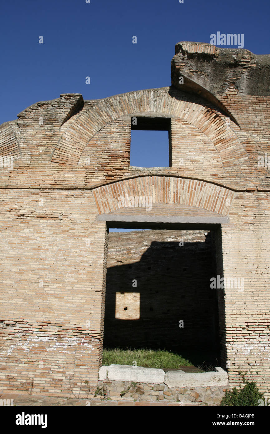 römische Ruinen in der alten Stadt von Ostia Antica, Italien Stockfoto