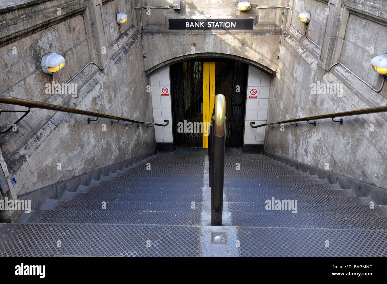 Verlassene und verriegelt "Bank-u-Bahnstation" London, England, UK Stockfoto