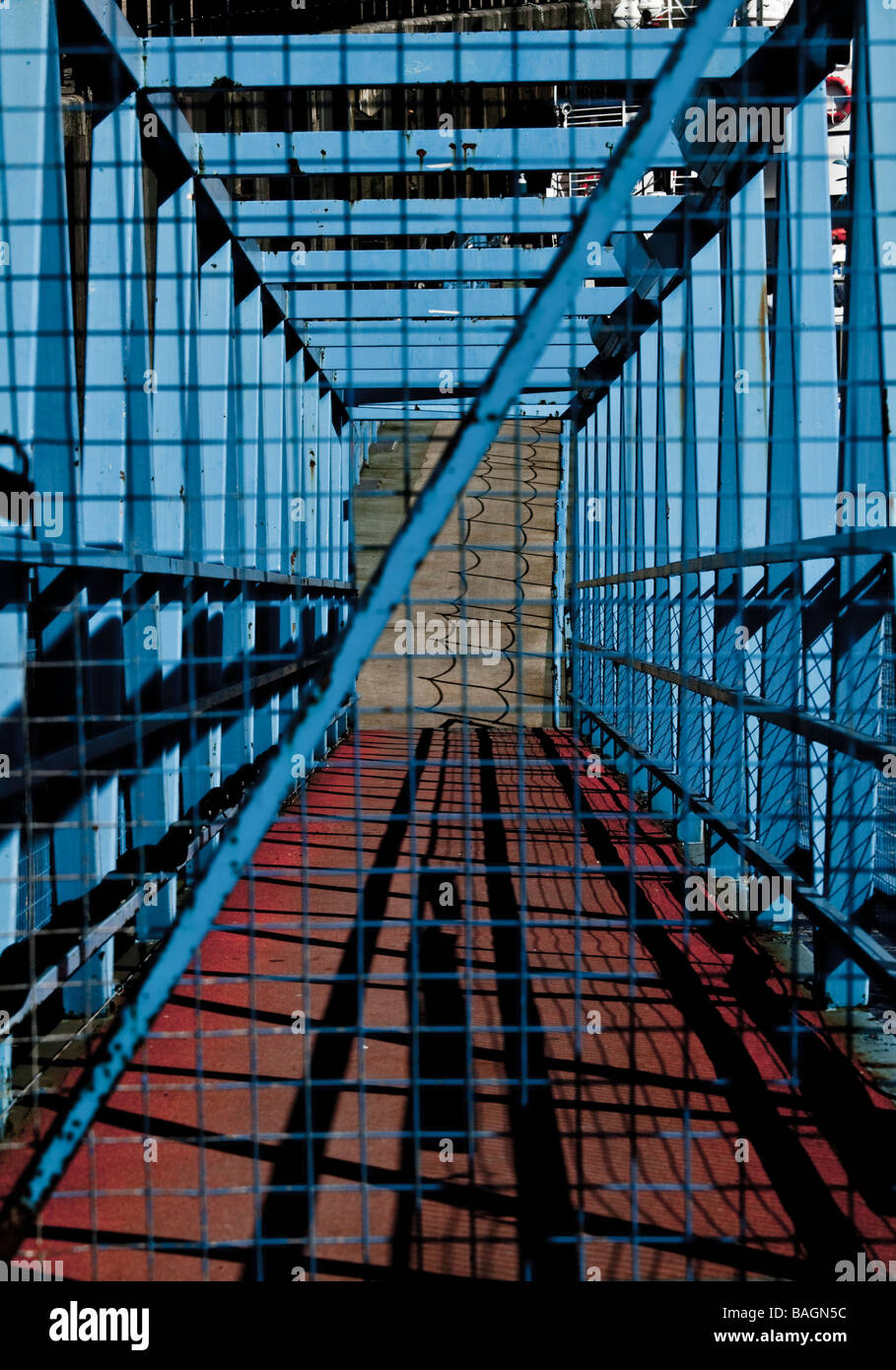 Eine abstrakte Schuss eine Gangway am Kai, Newcastle-Upon-Tyne Stockfoto