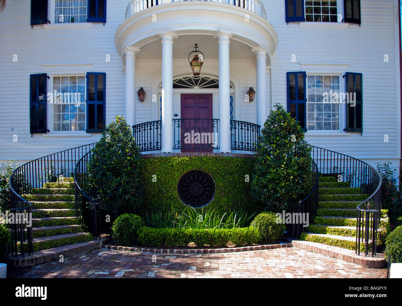 Stattliche Herrenhaus mit ovalen Eingang Weg und Garten in Charleston South Carolina USA Nordamerika Stockfoto