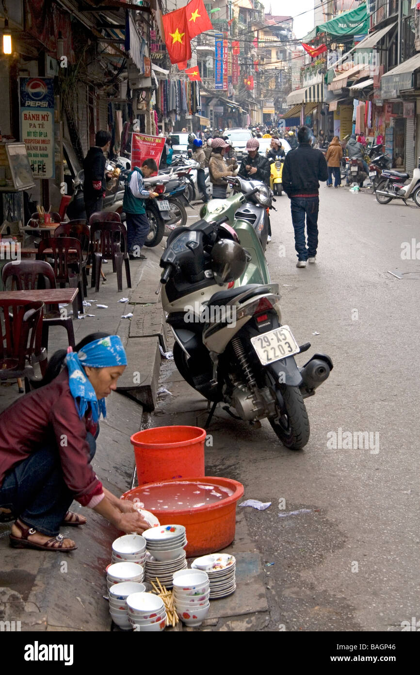 Vietnamesin Abwasch auf der Straße in Hanoi Vietnam Stockfoto