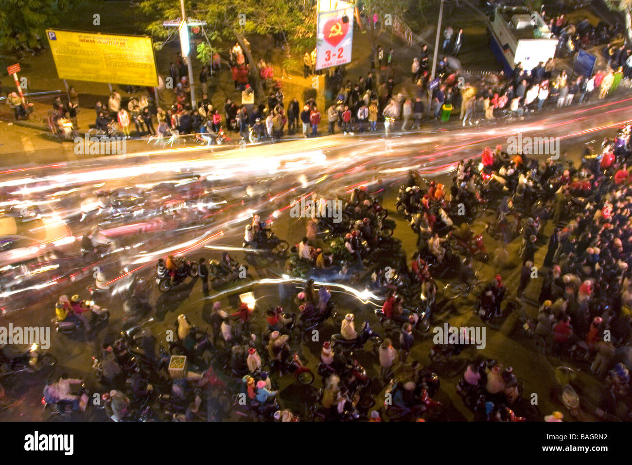 Bewegung von Motorrädern durch Massen von Menschen feiern Tet in Hanoi Vietnam Stockfoto