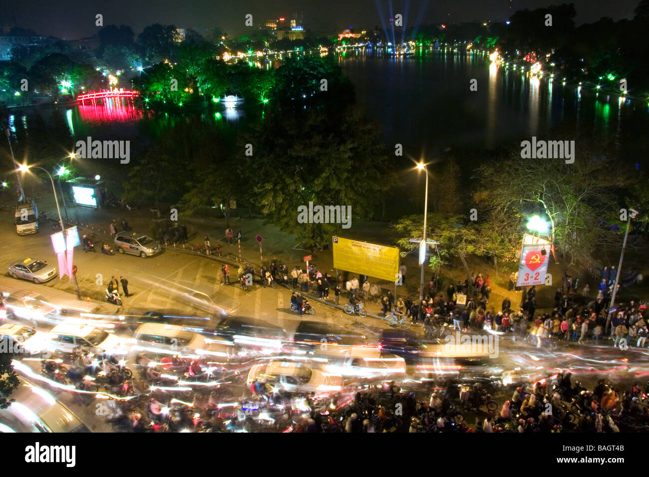 Nachtansicht des Hoan-Kiem-See und die Huc Brücke in Hanoi Vietnam Stockfoto