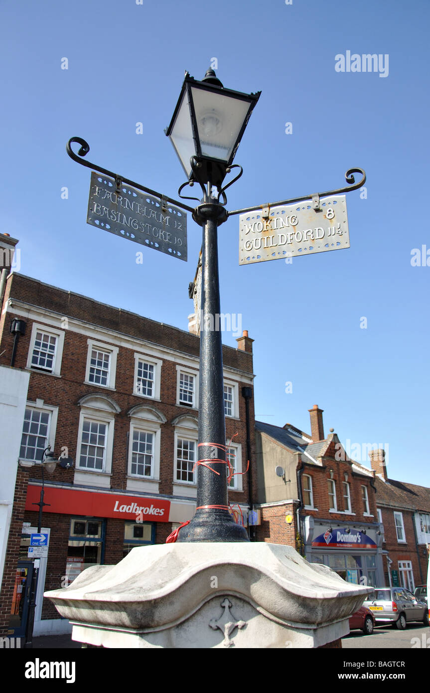 19. Century Post-Horse Change Schild Post, High Street, Bagshot, Surrey, England, Vereinigtes Königreich Stockfoto