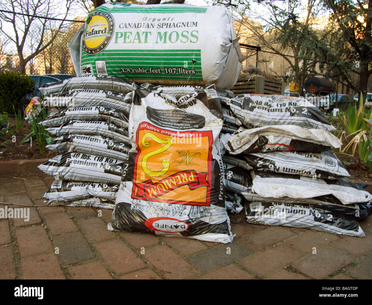 Kompost-Dünger und Torfmoos warten auf einen Gemeinschaftsgarten in New York verteilt werden Stockfoto