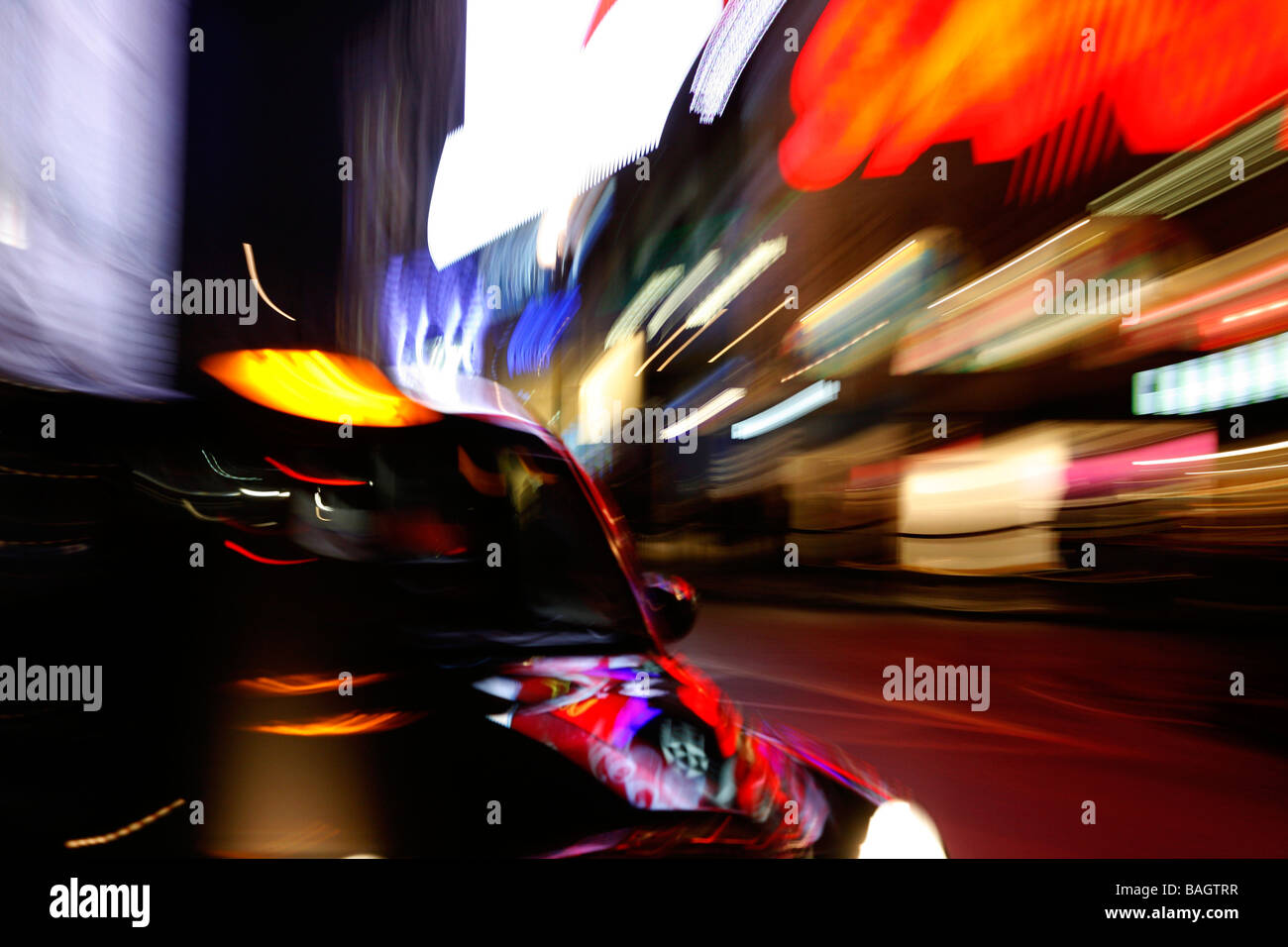 London Taxi fahren durch Piccadilly Circus, London, UK Stockfoto