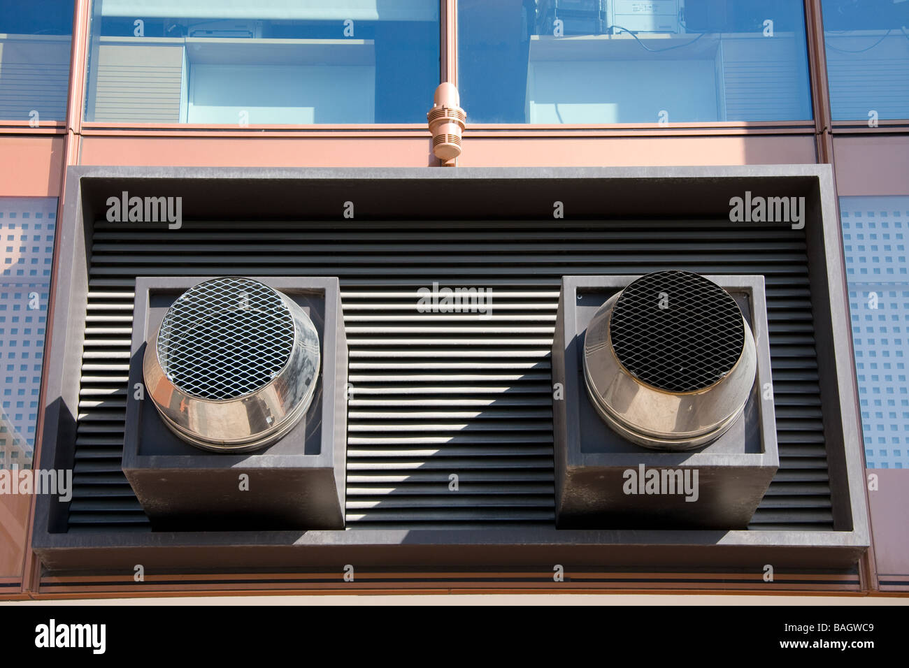 Klimaanlage Klimaanlage Klimaanlage Einheiten externe Schächte Handel Büros  Gebäude Heron Quay Docklands Isle of Dogs London Stockfotografie - Alamy