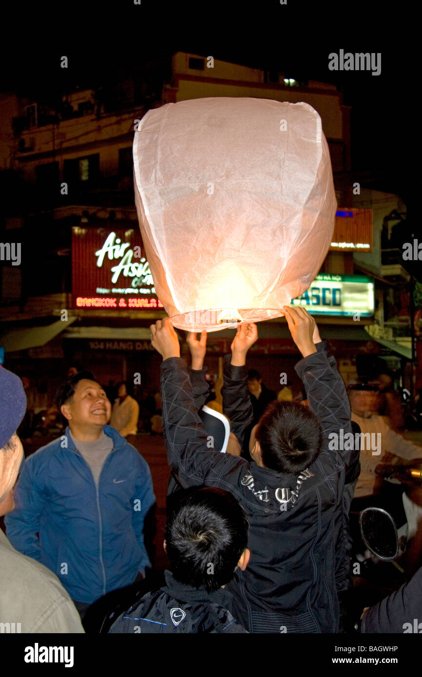 Vietnamesen feiern Tet durch die Freigabe von Himmelslaternen in Hanoi Vietnam Stockfoto