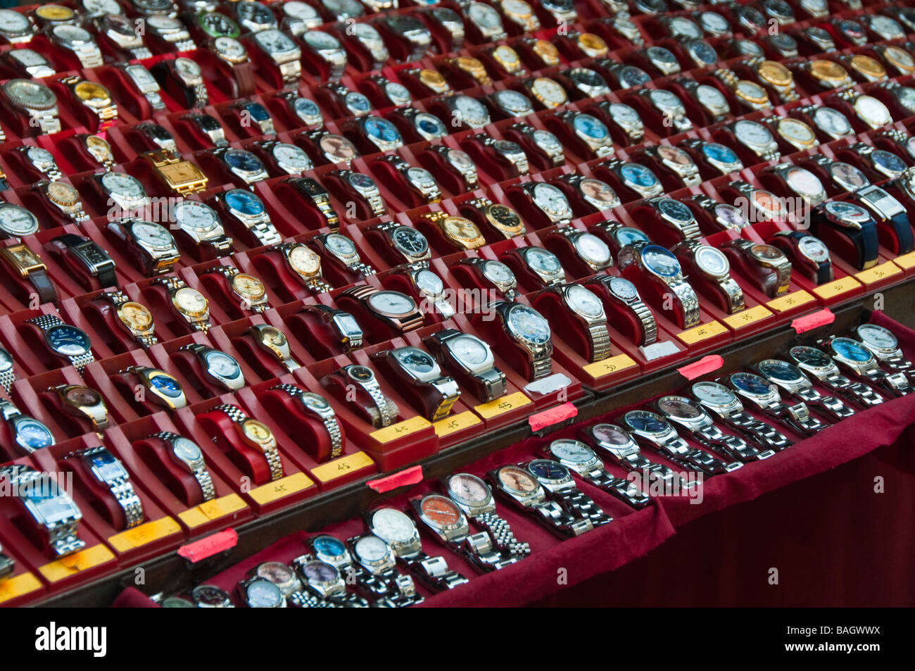 Stall zu verkaufen Uhren auf dem Flohmarkt in Sam Shui Po, Hong Kong Stockfoto