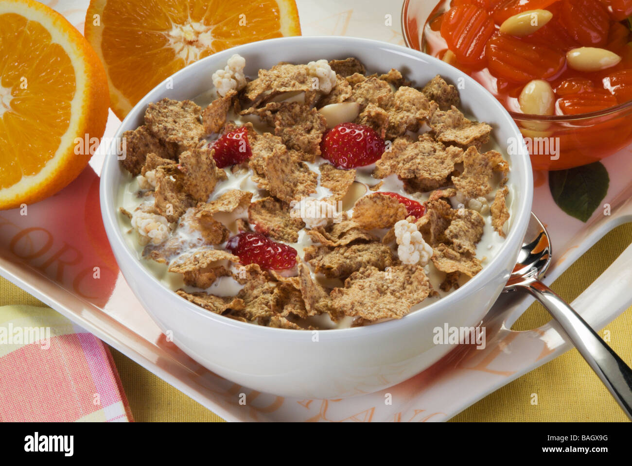 Frühstück mit Flocken, Milch, Orangen und dessert Stockfoto