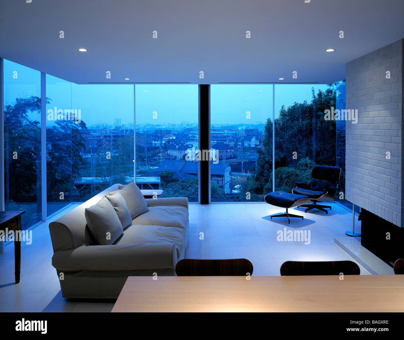 Haus am Musashino-Hügel, Tokio, Japan, Waro Kishi, Haus am Musashino-Hügel innen Ansicht-Wohnzimmer am frühen Abend. Stockfoto