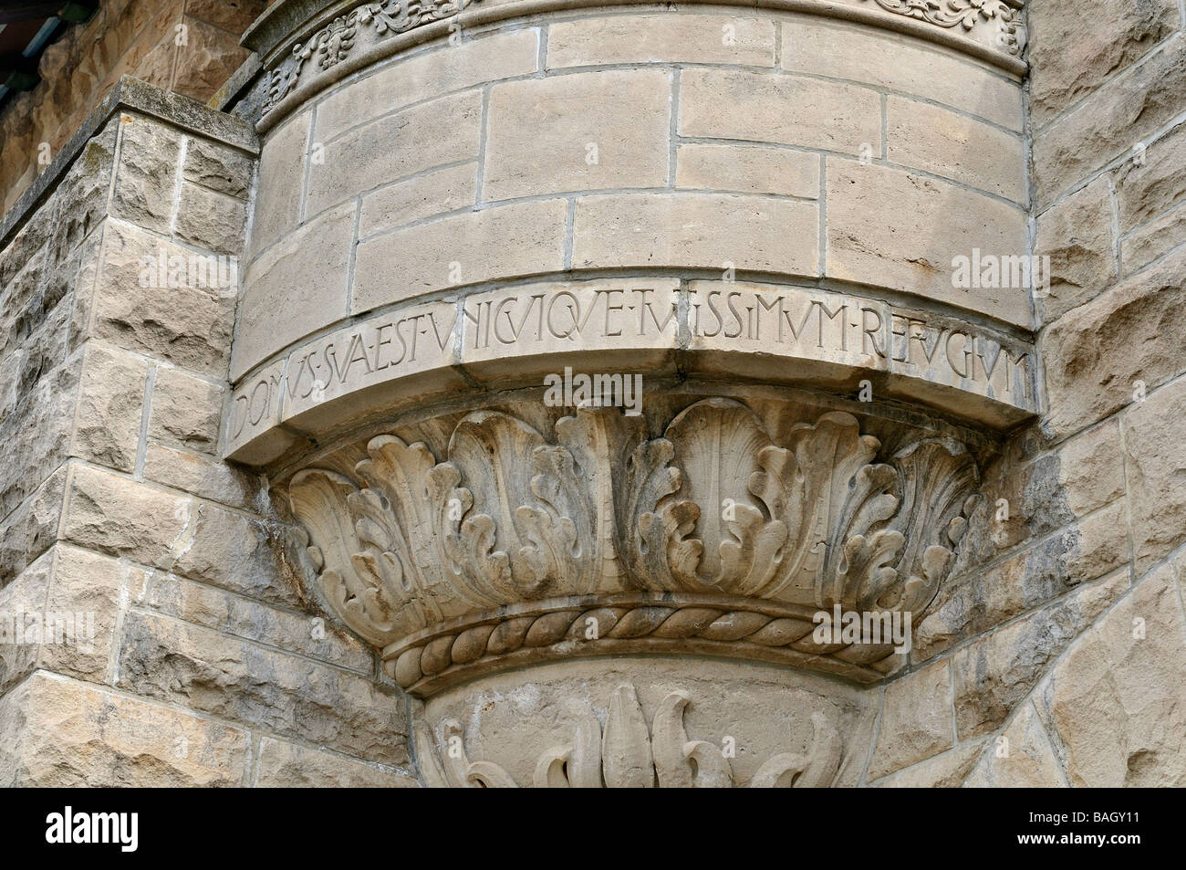 Eine abgerundete Balkon der Marland Herrenhaus in Ponca City, Oklahoma, USA. Eine Lateinische Phrase ist in es geschnitzt. Stockfoto