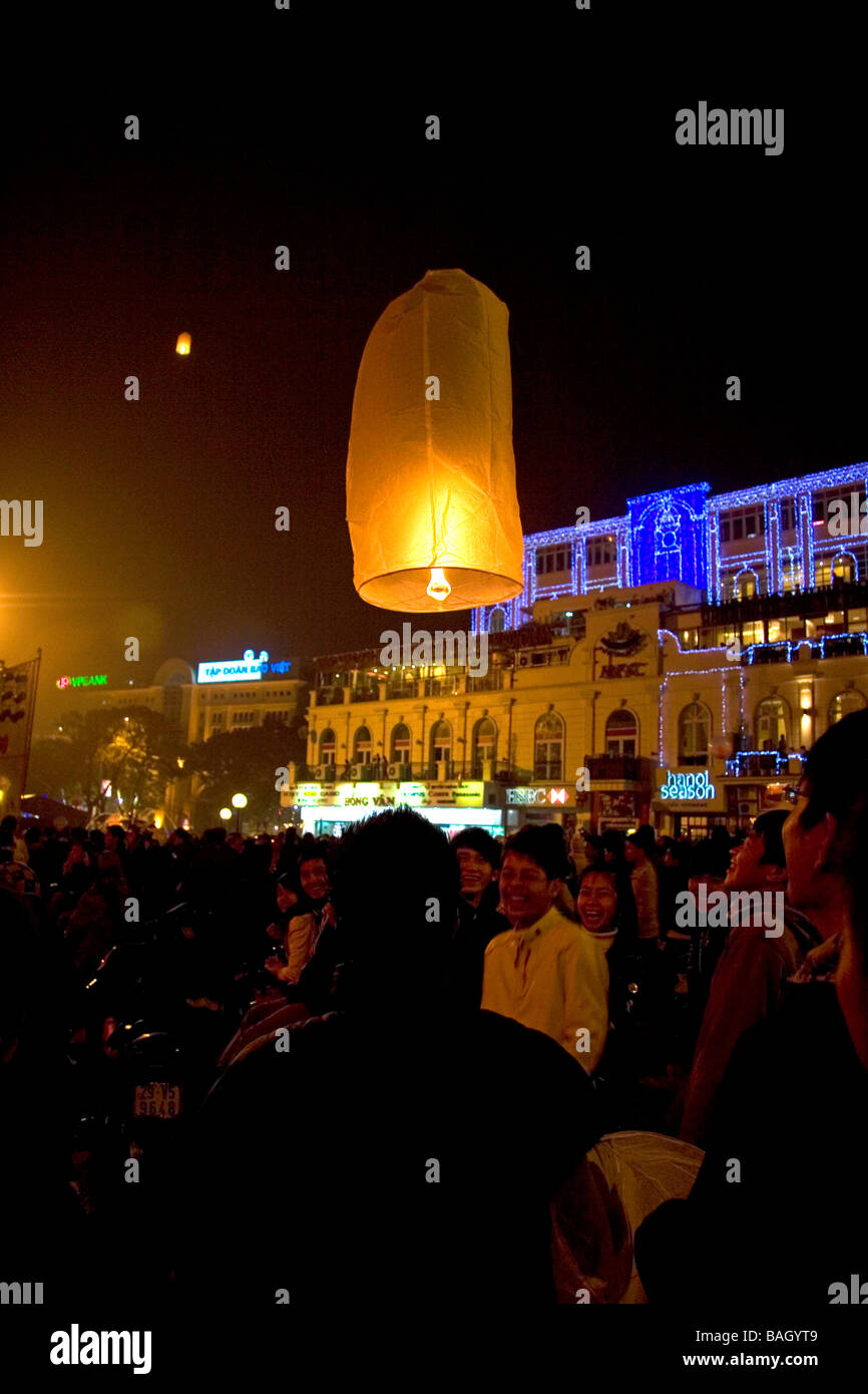 Vietnamesen feiern Tet durch die Freigabe von Himmelslaternen in Hanoi Vietnam Stockfoto