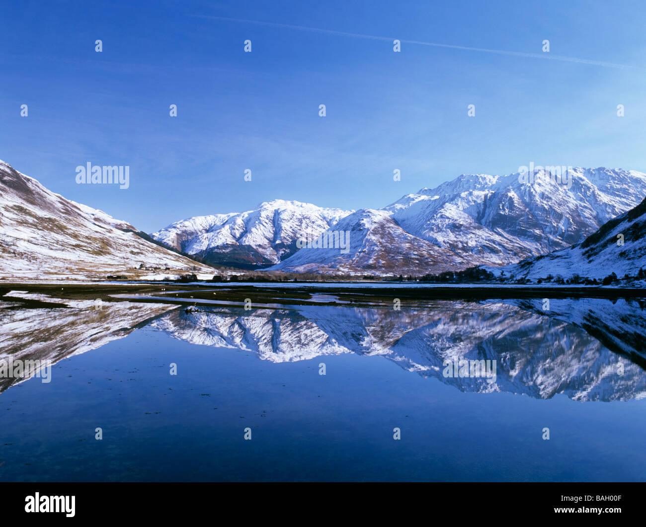 Reflexionen im Loch Duich noch Wasser mit herrlichen schneebedeckten Bergen in den schottischen Highlands im Winter. Sheil Brücke Highland Schottland Großbritannien Großbritannien Stockfoto